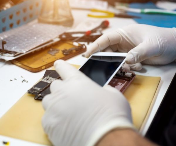 Đem điện thoại của bạn đi sửa để khắc phục lỗi kết nối với máy chủ